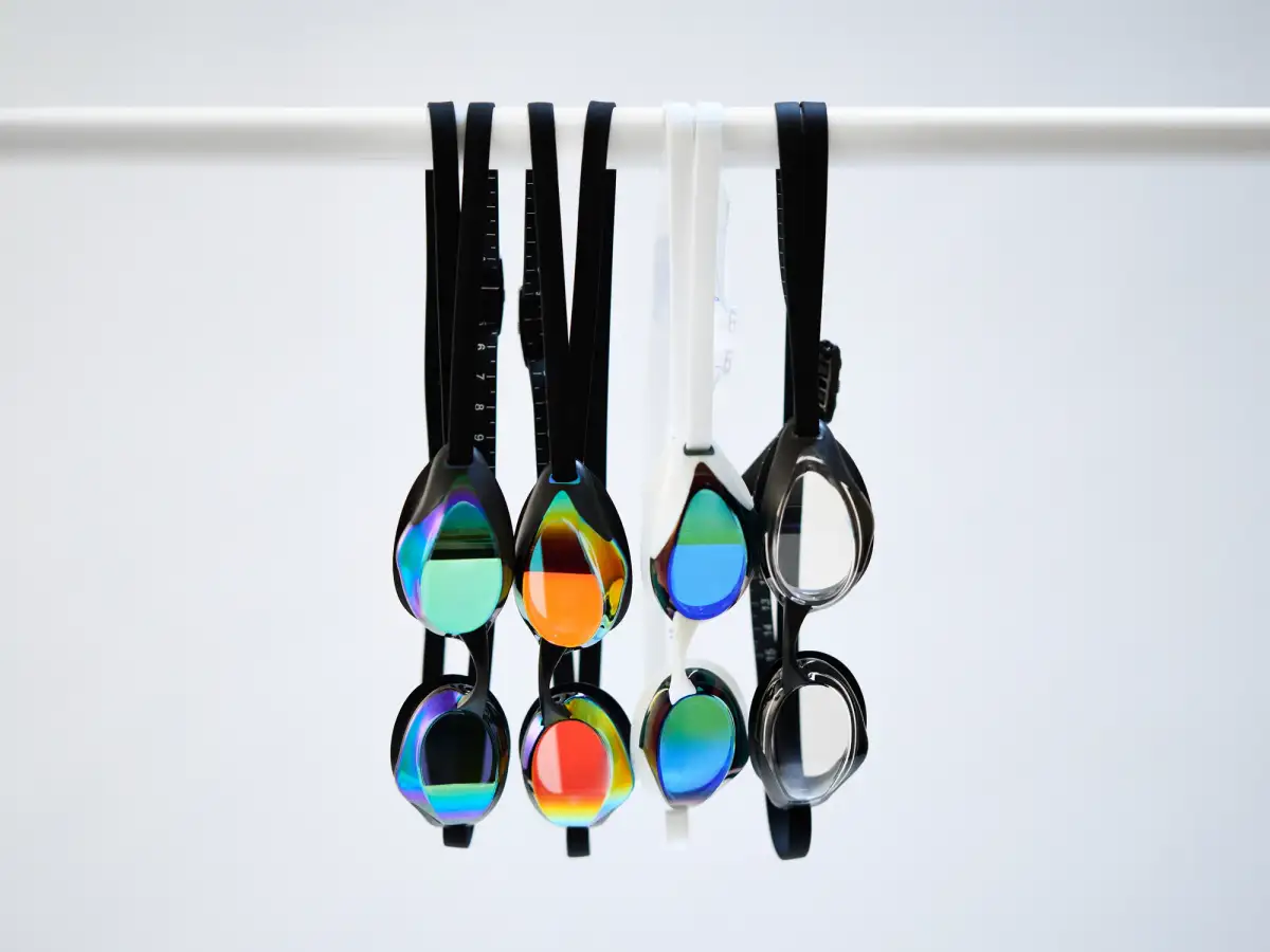 Mirrored swimming-goggle variants showing lens colours for a marketplace listing.