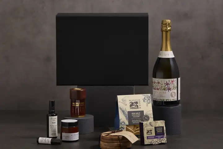 Packshot vs Lifestyle Product Photography for Ecommerce
